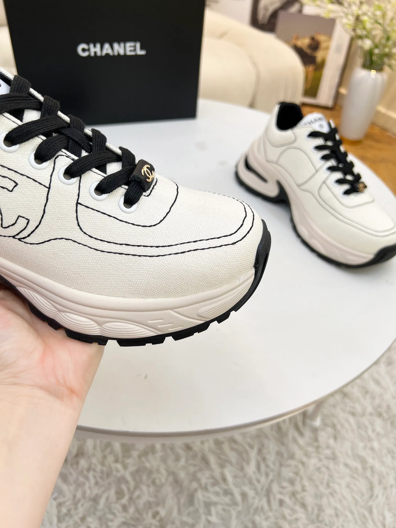 👟👟Ex-factory price 500👟👟 Cloth CHANEL 25C new casual shoes for early spring vacation. A pair of comfortable shoes can reduce the fatigue on your feet. The new style is very versatile, whether it is daily wear or a sister party. It can be easily used for commuting in the workplace, outdoor sports and various occasions. It can increase the height, straighten the legs, modify the shape of the feet, is comfortable and comfortable without rubbing the feet, and has good breathability. It can also be worn in summer. Office workers can also easily own it when wearing it. The fabric is pebbled cowhide + plaid pad to show off sheepskin. The original open-molded rubber foam outsole! size: 35-40 (41 customized, non-refundable and non-exchangeable)